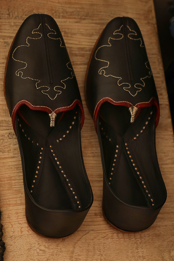 Raja Red Juttis